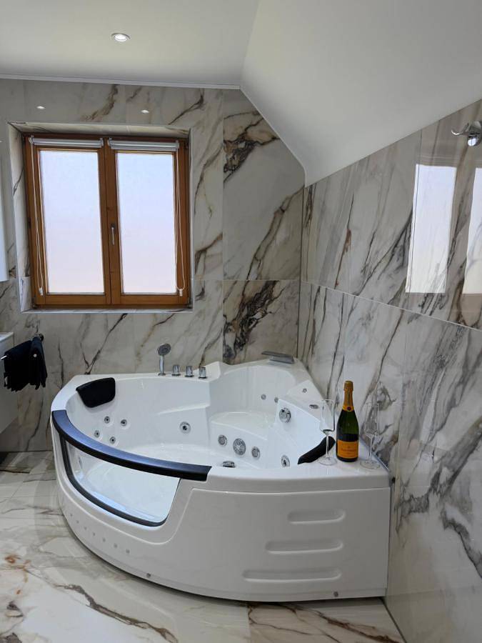 Ferienwohnung für 2 Personen, mit Whirlpool und Terrasse in Kapfenberg