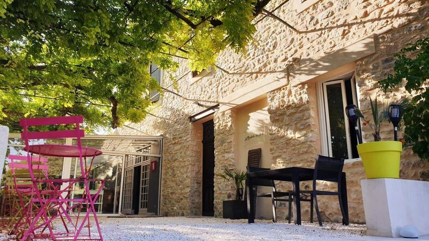 Chambre d’hôte pour 2 personnes, avec jardin ainsi que piscine et vue