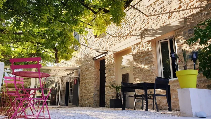 Alojamiento y desayuno para 2 personas, con vistas además de jardín y piscina - 1