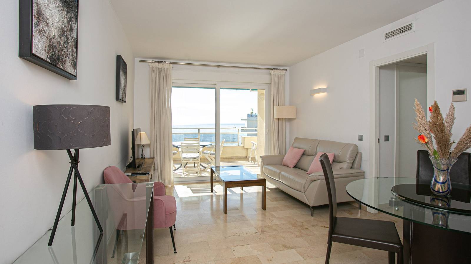 Appartement entier, Appartement "Edificio Caesar Imperator" avec vue mer, piscine, Wi-Fi et jardin. in Playa de la Fontanilla, Marbella