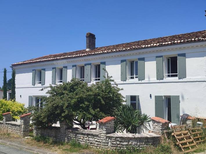 Location de vacances pour 2 personnes, avec vue ainsi que jardin et terrasse à Asnières-la-Giraud - 3