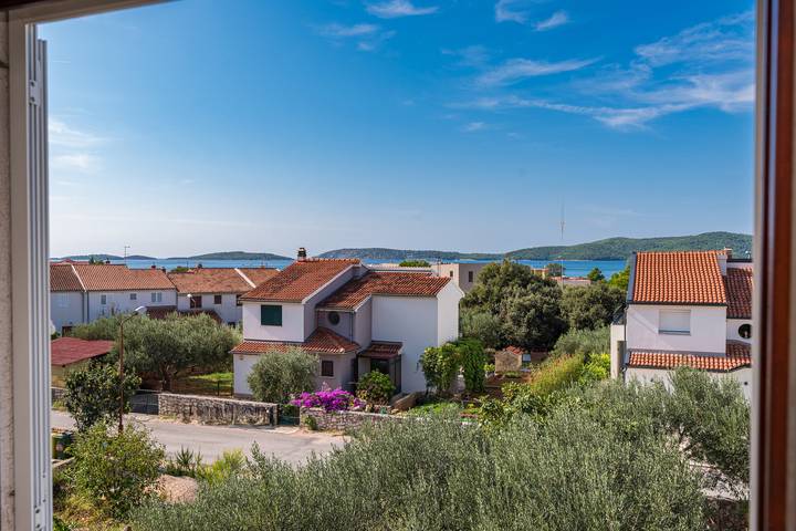 Ferienwohnung für 4 Personen, mit Balkon und Garten in Sibenik