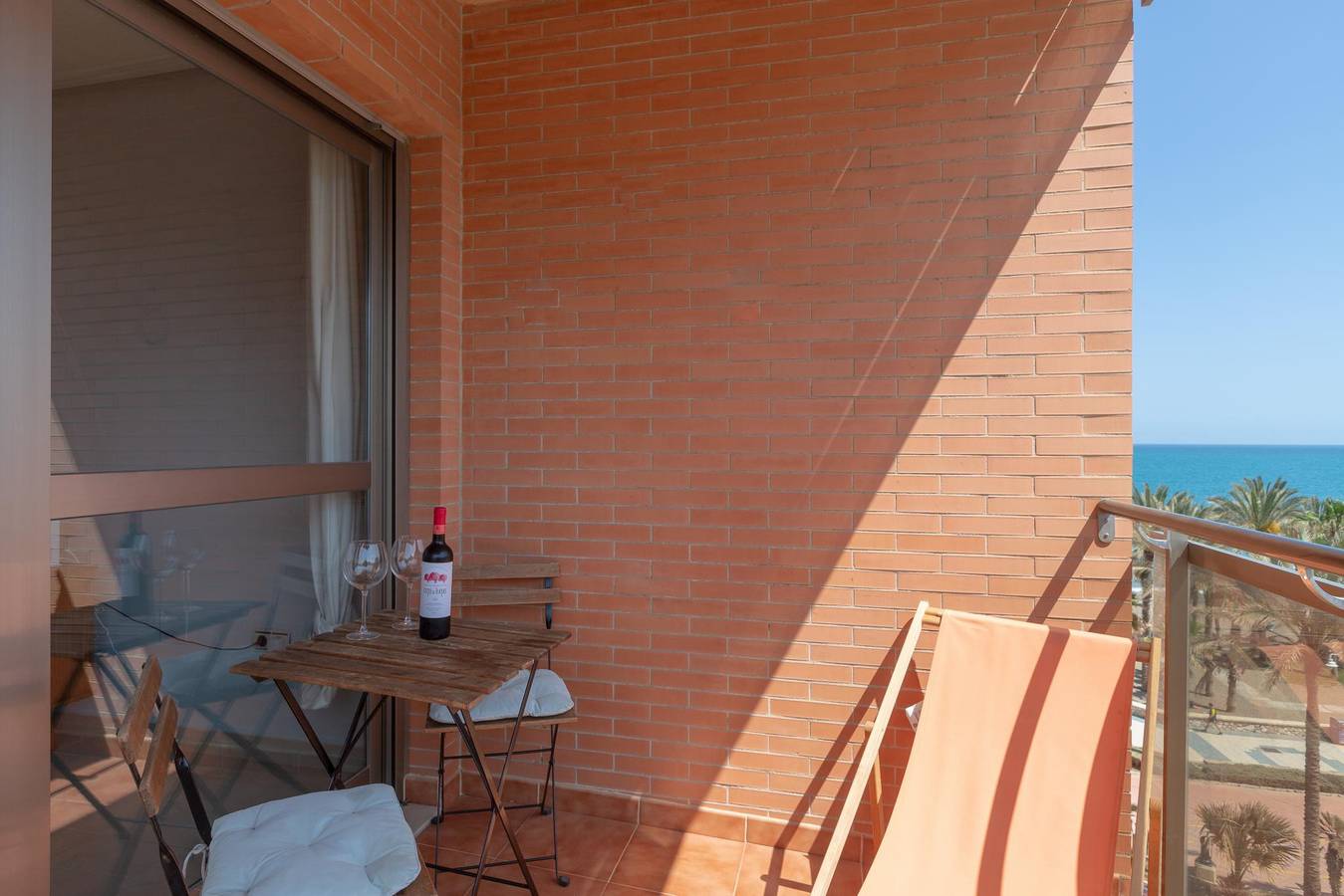 Entire vacation apartment, Pacifico Playa - Modern apartment facing the sea in Malaga - Free Wifi in Carretera de Cádiz, Malaga