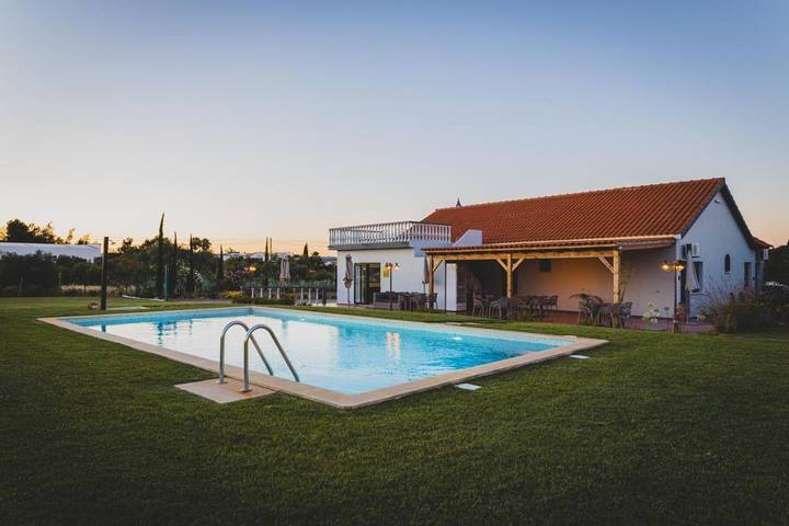 Chambre d’hôte pour 10 personnes, avec terrasse ainsi que jardin et piscine à Moncarapacho