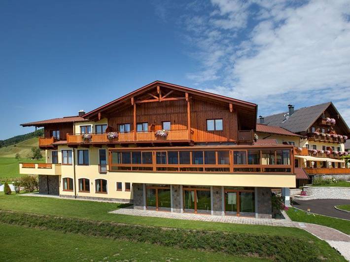 Hotel, mit Balkon und Garten sowie Pool