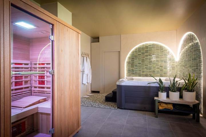 Location de vacances pour 2 personnes, avec vue ainsi que piscine et jardin à Tourmont - 2