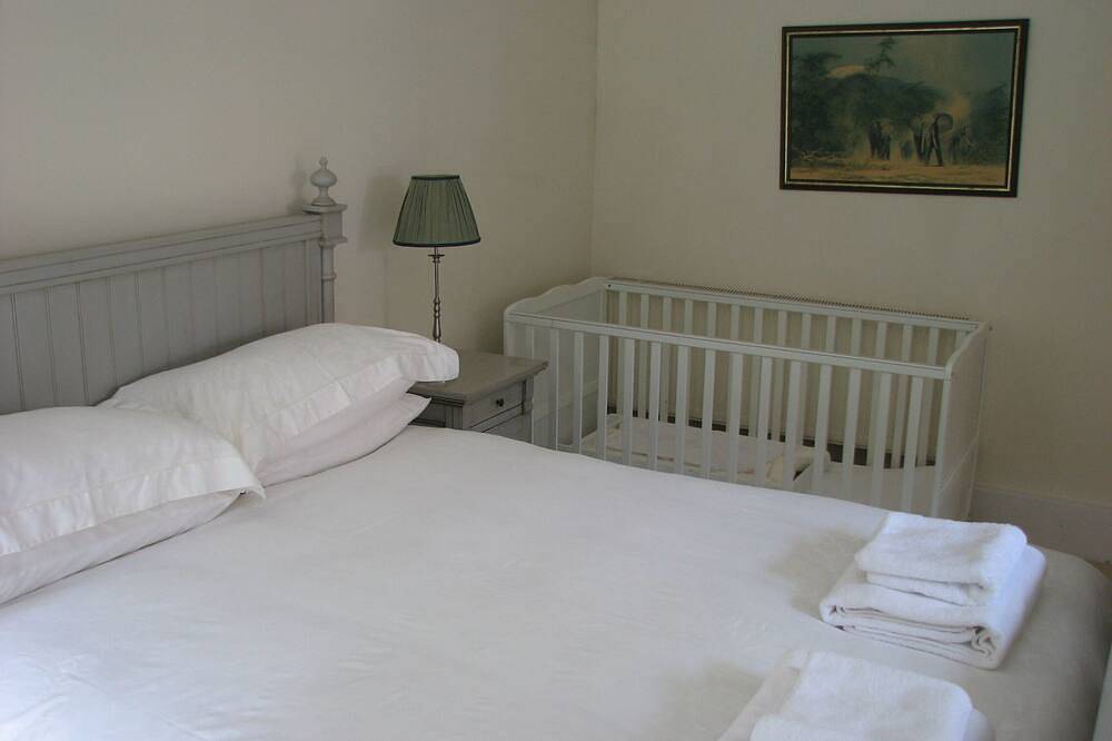 Charming country cottage in a very quiet village in Dorset. 5  double bedrooms. in Dorset