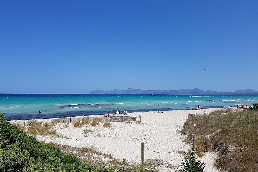 Die Villa Bugambilia liegt nur 50 m von einem langen Sandstrand entfernt. in Playa de Muro, Muro