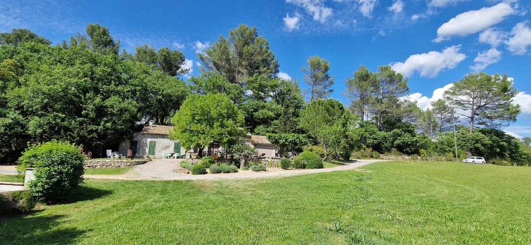 Gîte pour 5 personnes, avec jardin et vue dans le Var