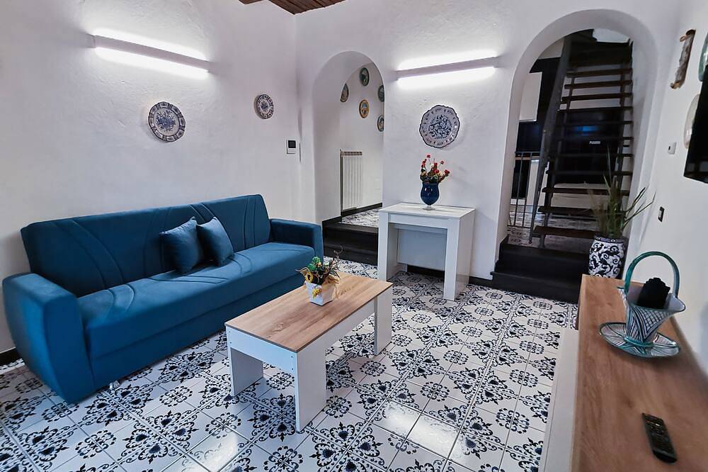 Entire apartment, Casagiugiuside Vietri's main street with traditional ceramics, restaurants in Vietri sul Mare, Amalfi Coast