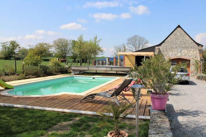 Location de vacances pour 7 personnes, avec Terrasse et Jardin ainsi que Piscine et Sauna à Féron