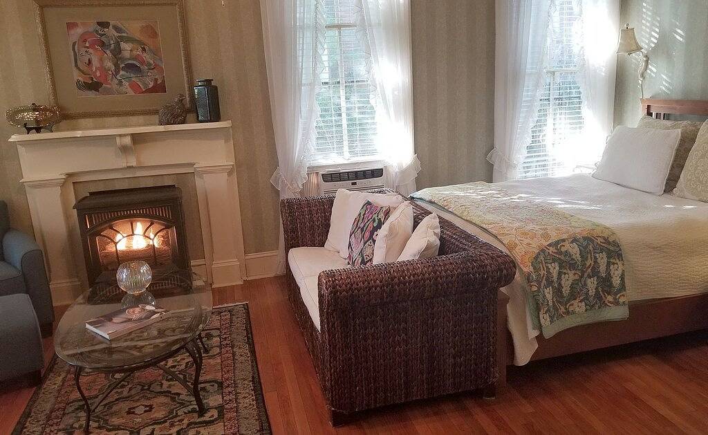 Private Garden, Jacuzzi Tub, Fireplace, In-Cottage Breakfast & Walking Distance to Soma Are Just the Beginning! in Little Rock, Arkansas