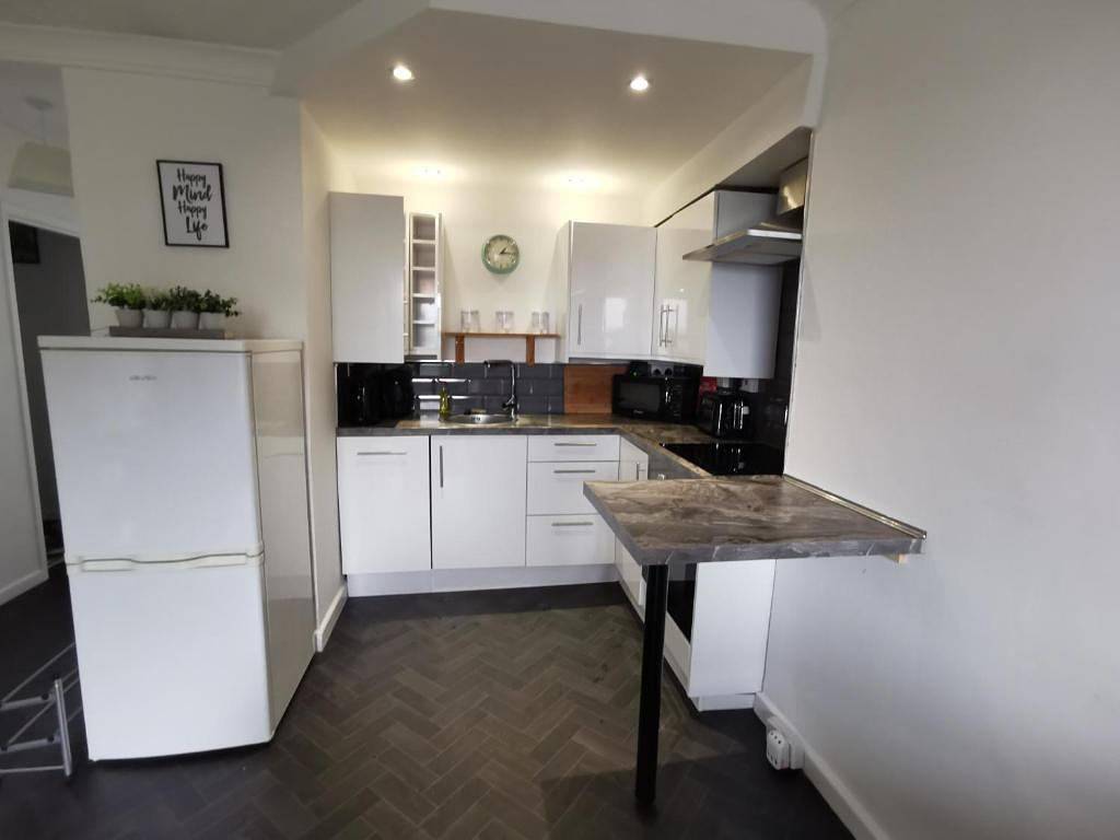 Entire holiday apartment, 2 Bed - Sleeps 4 - Sea Views - Free Parking in Plymouth, South West England
