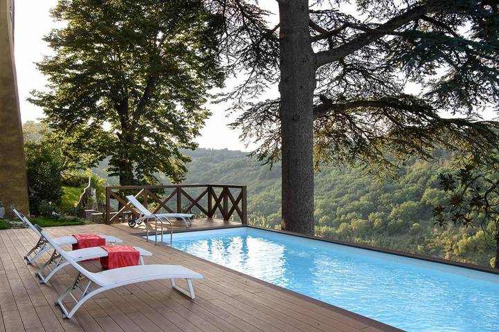 B&b per 8 persone, con Terrazza e Idromassaggio nonché Giardino e Piscina a Civita