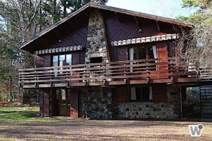 Die Moose Cabin am See im Herzen der Vulkane der Auvergne in Chambon-sur-Lac, Regionaler Naturpark Volcans d'Auvergne