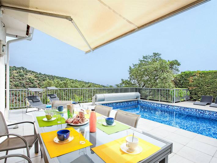 Location de vacances pour 8 personnes, avec vue ainsi que terrasse et jardin, animaux acceptés à Llauro