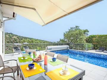 Gîte pour 8 personnes, avec jardin ainsi que vue et terrasse, animaux acceptés à Llauro
