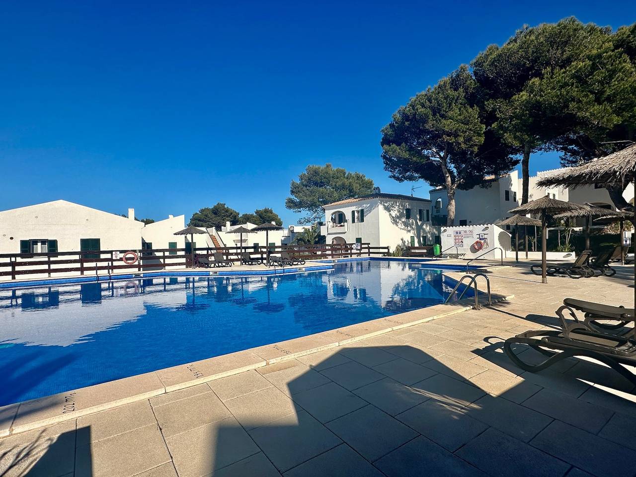 Appartement entier, Appartement 'Addaia' avec vue sur la montagne, piscine partagée et Wi-Fi in Port d'Addaia, Es Mercadal