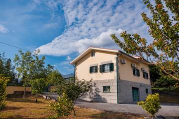 Gîte pour 6 personnes, avec jardin et vue sur le lac dans Ponte da Barca