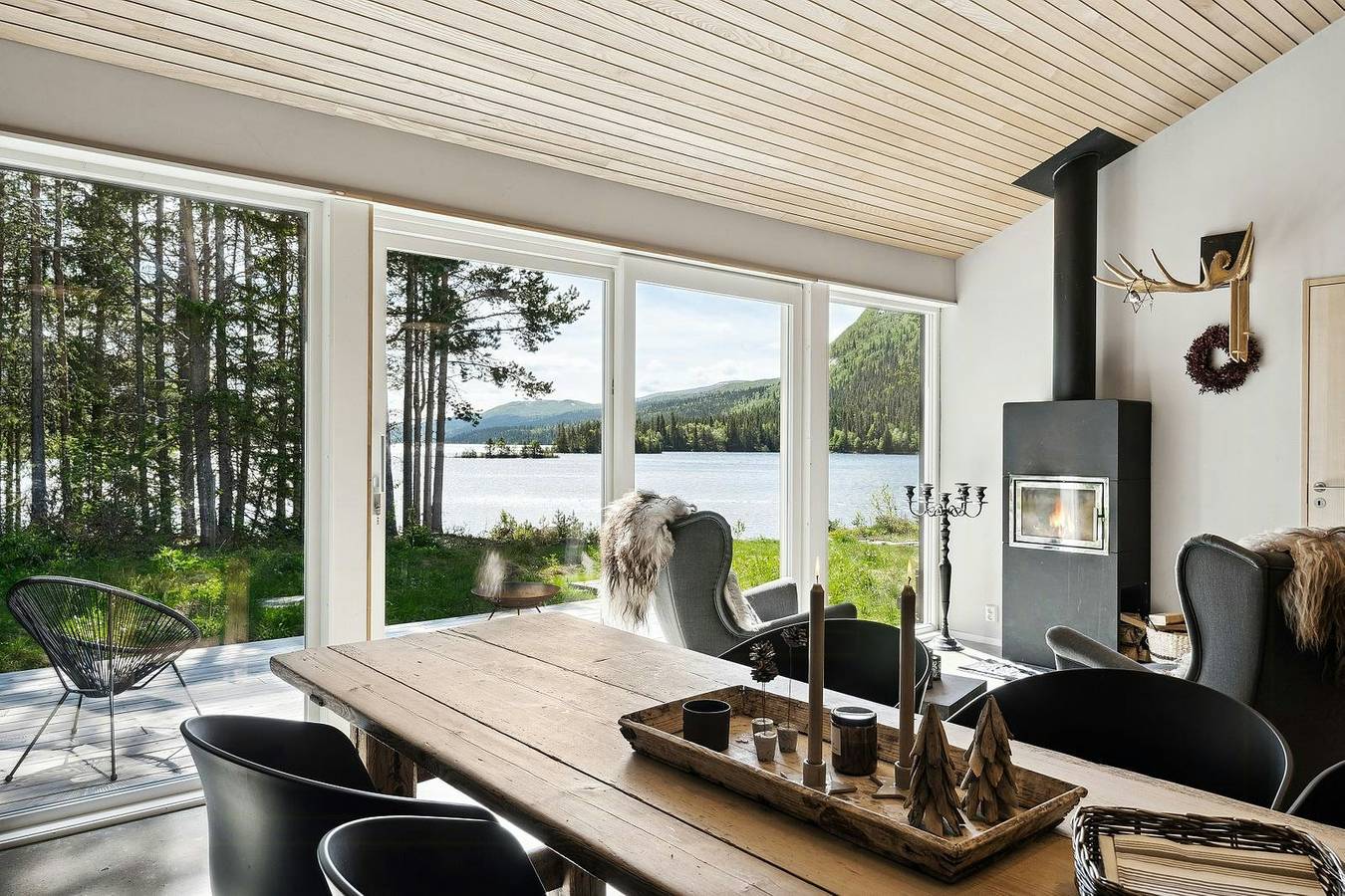 Historisk hytteidyll ved Espedalsvannet in Gausdal 