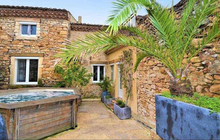 Location de vacances pour 8 personnes, avec balcon et piscine à Sabran