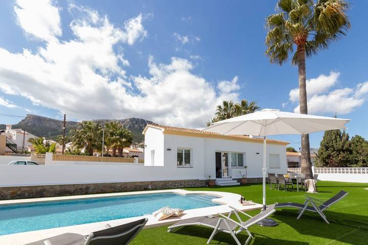 Villa for 4 people, with garden and pool as well as balcony, with pets in Calpe