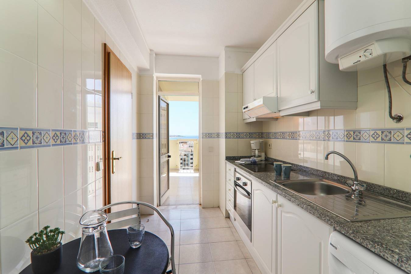 Ganze Wohnung, Apartment Oura 11ºe am Strand mit Meerblick, Pool, Klimaanlage, Wlan, Garten & Balkon in Armação de Pêra (costa), Armação de Pera