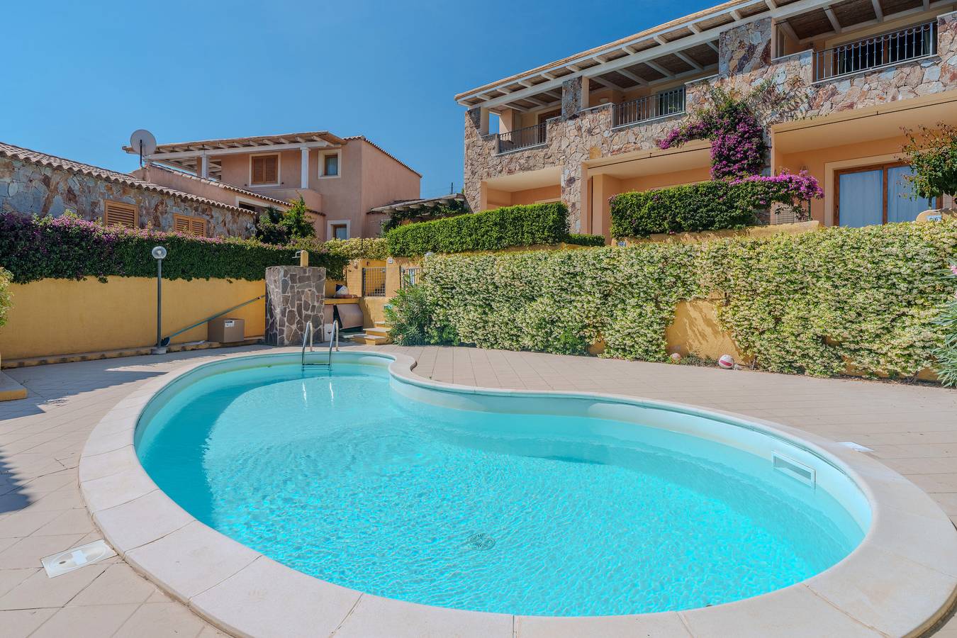 Entire apartment, Apartment 'Avocado' with Shared Pool, Private Garden and Air Conditioning in Maltineddu, Gallura