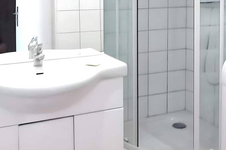 Gîte pour 4 personnes, avec jardin ainsi que piscine et terrasse, animaux acceptés dans Plage de la Madrague (Giens) - 4