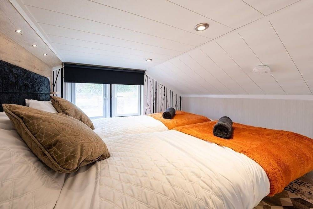 Luxe Hot Tub Lodge | 1hr from London | Sleeps 2-6 in Kent