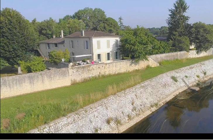 Chambre d’hôte pour 2 personnes, avec jardin ainsi que piscine et vue à Flaujagues