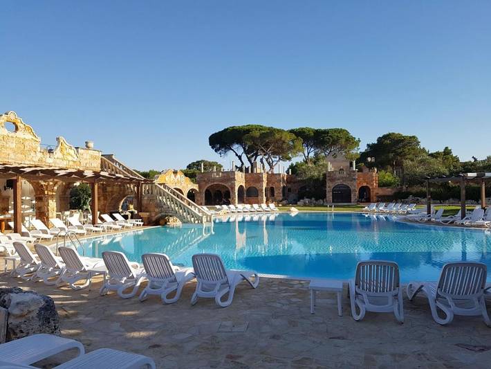 Resort per 2 persone, con Terrazza e Giardino nonché Piscina per bambini e Sauna in Provincia di Brindisi