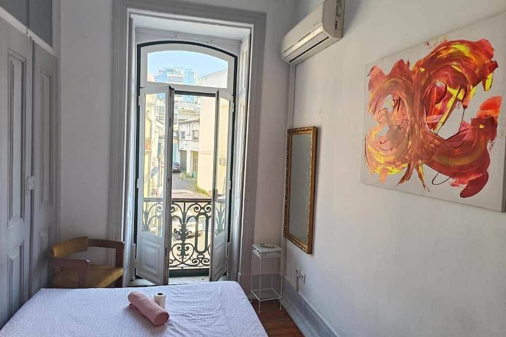 Hostel Sun River - Double Room with Balcony in Almada, Halbinsel von Setúbal