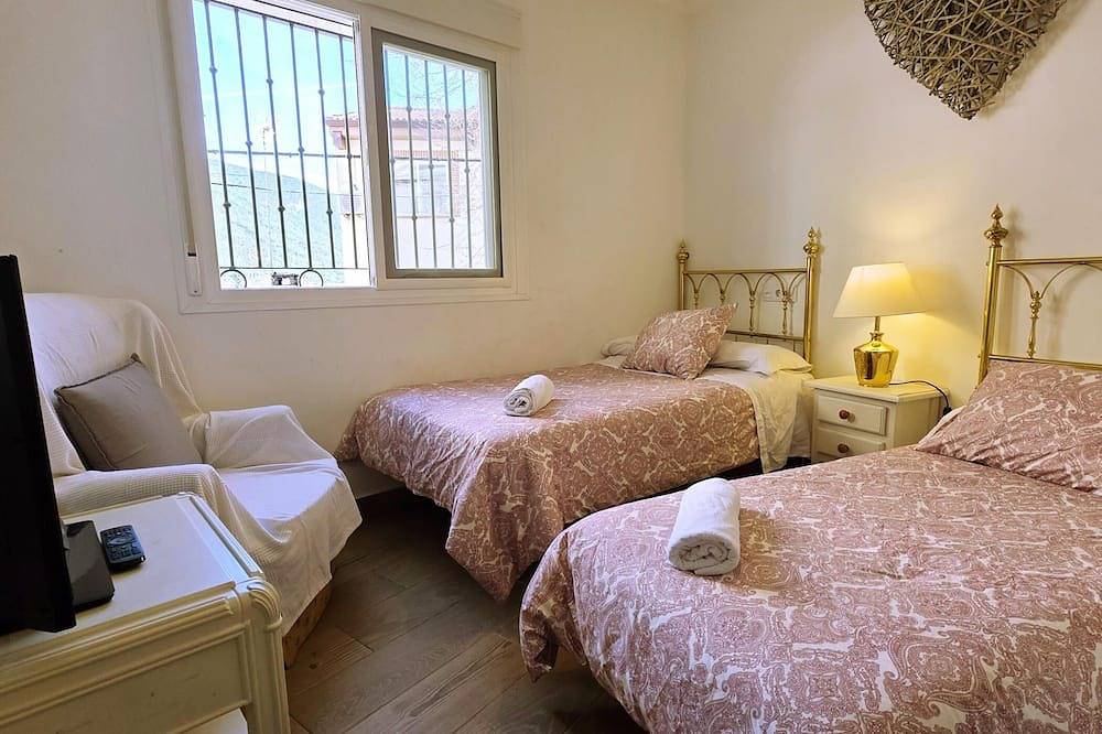Entire apartment, V1 Casa Castillo Vut planta calle in La Adrada, Ávila Region