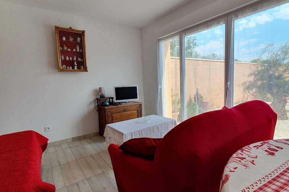 Apartamento entero, Charming studio with terrace and pool.  For two people.  Dog accepted.  in Pierrelatte, Región de Nyons
