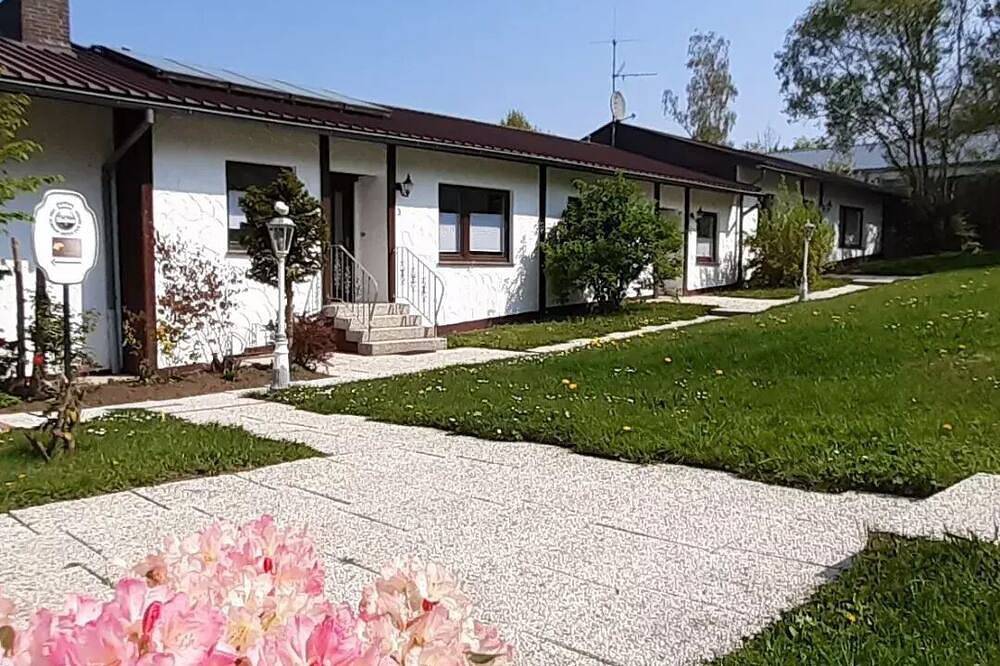 D&B staycation Ferienpark,\nferienwohnung \"Die Orange\" in Niedenstein, Schwalm-Eder-Kreis