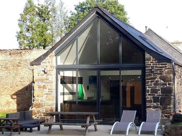 Gîte pour 7 personnes, avec sauna ainsi que jacuzzi et jardin à Poullaouen