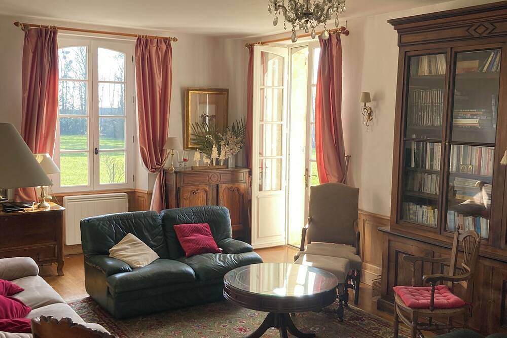 Château au cœur du Perche avec grand parc arboré à 4km de Mortagne-au-Perche in Courgeoût, Orne