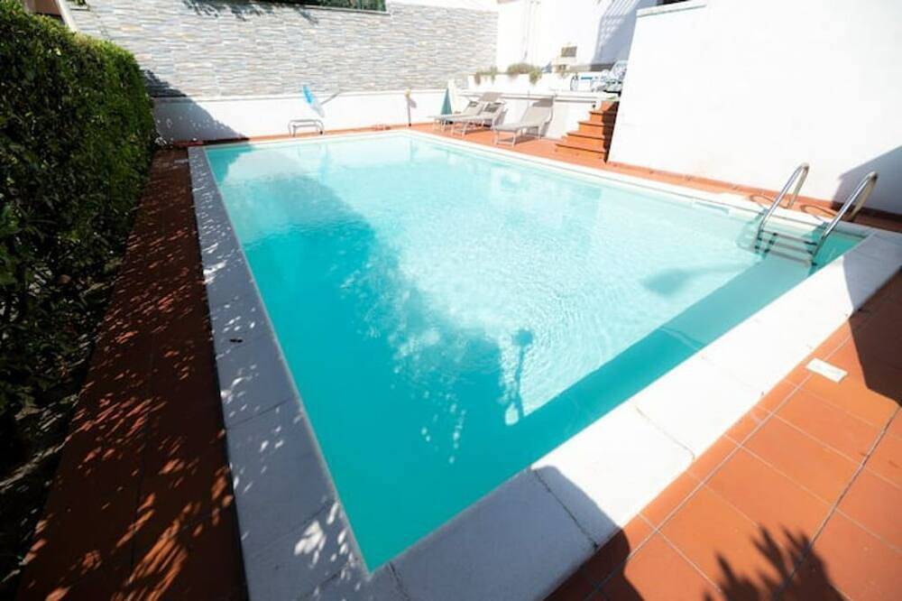 Apartamento entero, The Best - Swimming Pool - Hydro - Sauna- Shower Chrome T in Desenzano del Garda, Montañas Garda