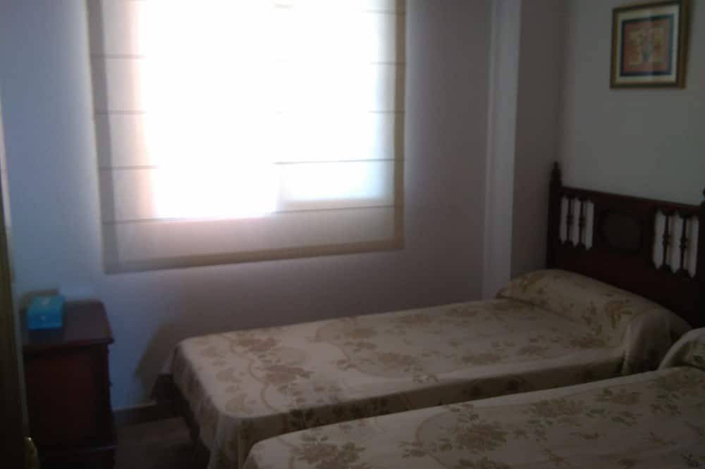 Apartamento entero, Apartamento frente a la playa, 1ª línea. Terraza semicerrada, 2 hab. y parking in Playa Morro de Gos, Oropesa del Mar