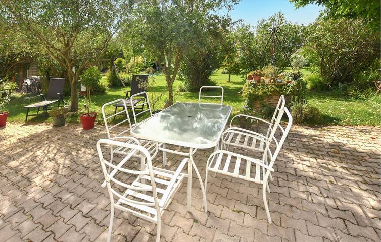 Location de vacances pour 4 personnes, avec terrasse ainsi que piscine et jardin à Piolenc - 3