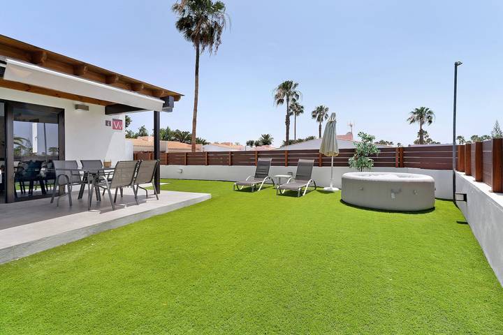 Ferienwohnung für 4 Personen, mit Whirlpool und Garten sowie Kinderpool