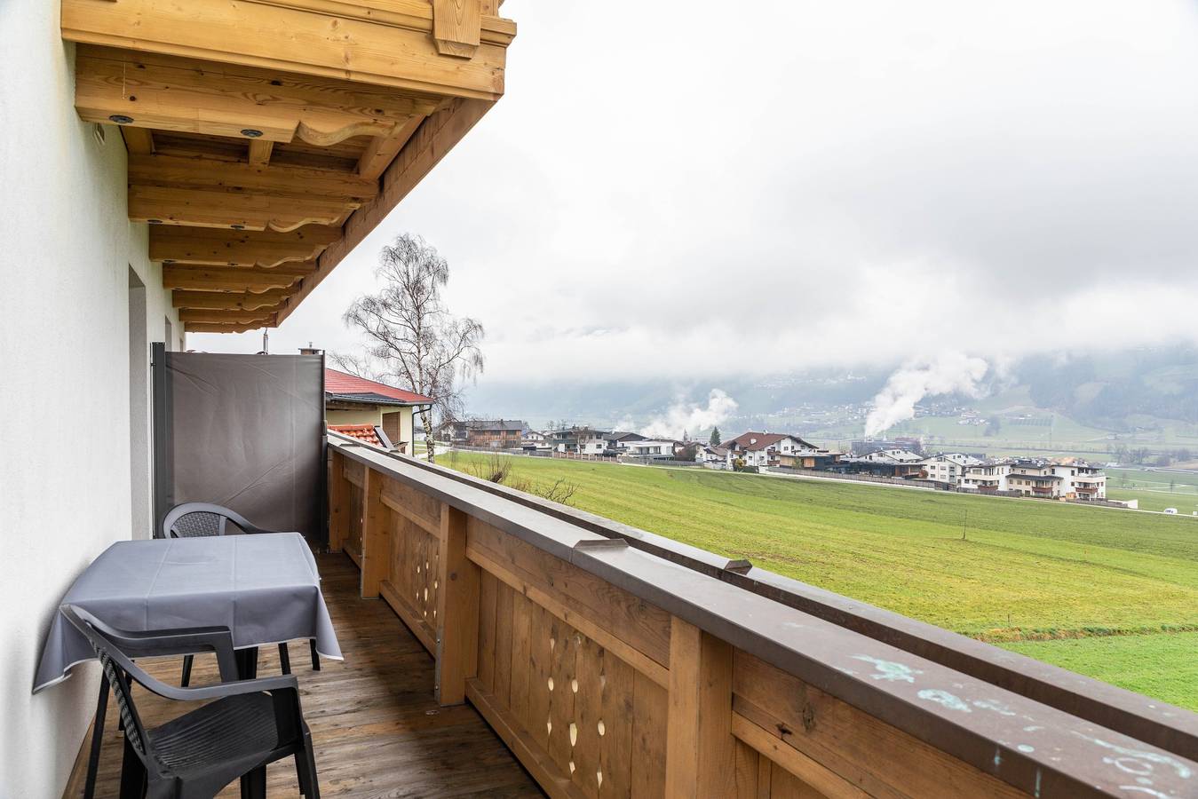 Ganze Wohnung, Apartment Landhaus Zeller: 3 Schlafzimmer, Bergblick, Garten & Wlan in Tuxer Alpen, Fügenberg