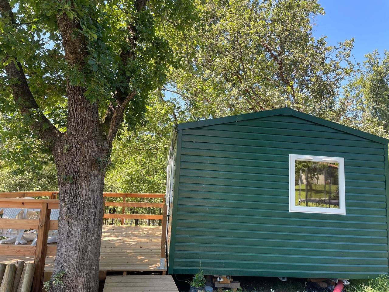 Bungalow 'À l'Orée des Bois' met gedeeld zwembad, wifi en airconditioning in Monfaucon, Périgord Pourpre