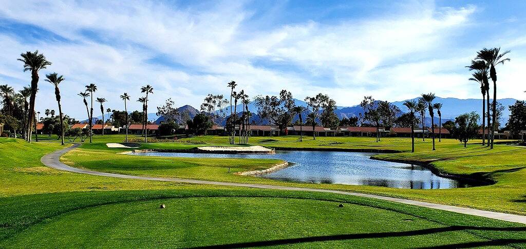 Ganze Wohnung, Relaxing desert retreat with amazing mountain and lake view on the 7th fairway! in Palm Desert, Coachella Valley