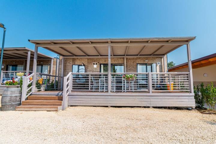 Bungalow per 6 persone, con panorama e piscina nonché giardino a Lazise