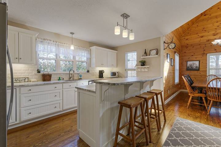 Vacation house for 10 people, with hot tub and balcony as well as pool in Helen