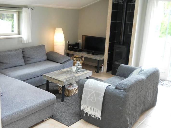 Location de vacances pour 4 personnes, avec jardin et vue ainsi que piscine et sauna à Égliseneuve-d'Entraigues - 2