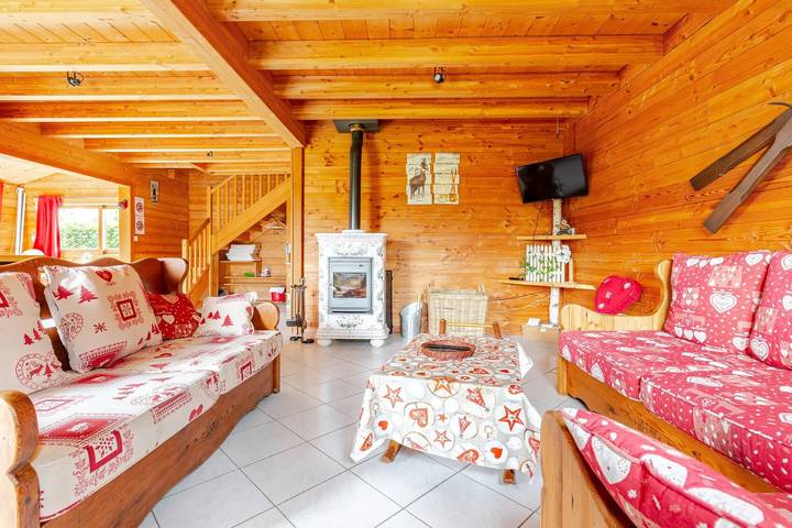 Chalet 'Domaine Le Trou Du Charme' with Private Terrace, Private Garden and Wi-Fi in Bournonville, Boulogne-sur-Mer region