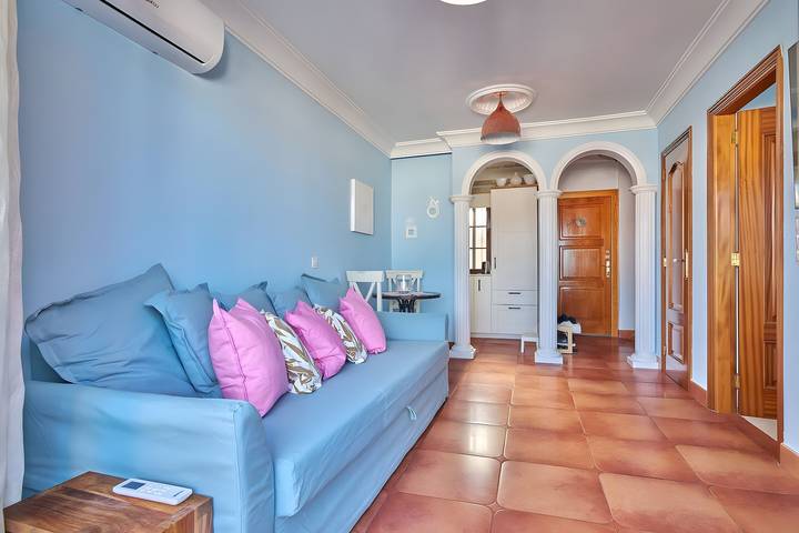 Appartamento intero, Vacanza 'Pearl Of Windsor Park' con vista mare, Wi-Fi e aria condizionata in San Eugenio Alto, Adeje